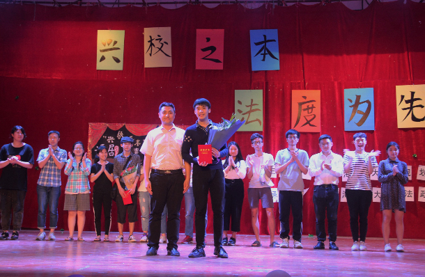 1493712411132361.jpg 辅导员为冠军颁奖.jpg